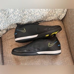 Nike Phantom indoor soccer shoes Mens 12 like new